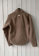 EFleecejacka junior windstopper, LIGHT GOLDn beige fleecejacka med windstopper-funktion, hel dragkedja framtill och en svart bröstficka med präglad guld knapp och etikett. Jackan har hög krage, två sidofickor med dragkedja och en längre rundad nederkant baktill. Broderad häst i nacken
