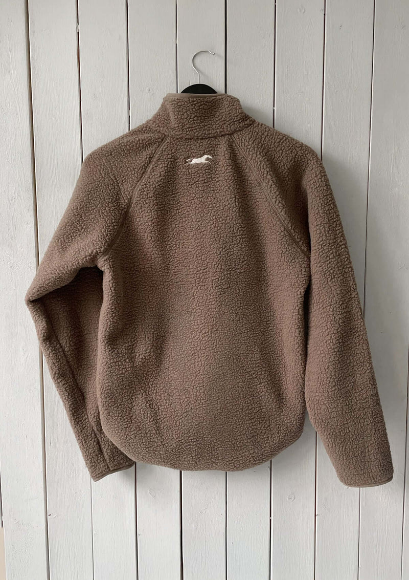 EFleecejacka junior windstopper, LIGHT GOLDn beige fleecejacka med windstopper-funktion, hel dragkedja framtill och en svart bröstficka med präglad guld knapp och etikett. Jackan har hög krage, två sidofickor med dragkedja och en längre rundad nederkant baktill. Broderad häst i nacken