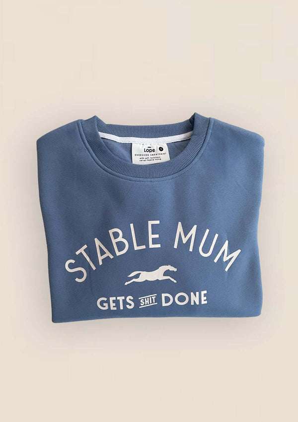 Oversized blå collegetröja med tryck "stable mum get shit done" för alla stall mammor