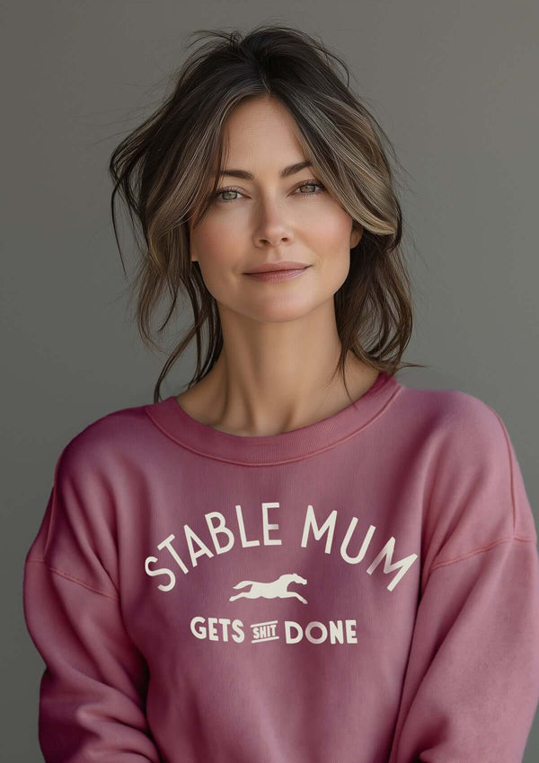 Stable mum gets shot done -oversize sweatshirt för alla stall mammor. Rosa collegetröja med tryck.