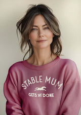 Stable mum gets shot done -oversize sweatshirt för alla stall mammor. Rosa collegetröja med tryck.