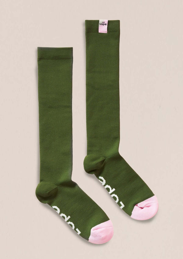 grön rid strumpa med kompression. knä strumpa med rosa tå