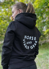 svart kvalitets hoodie för ryttare. med vitt tryck på ryggen, over size modell