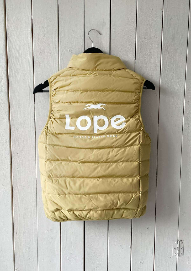 team vest gul, dunväst för ryttare med vit logotype på ryggen