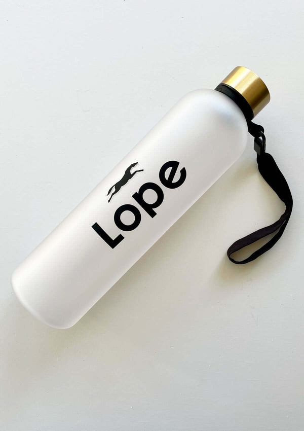 frostad vattenflaska i stilren design med metalllock och ett praktiskt handtag. sntgg lope logotyp