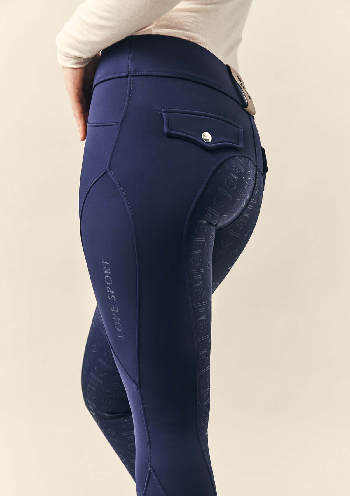 ridklädd kvinna i flow mörkblå fleece fodrade vinterridbxor vind och vattentäta