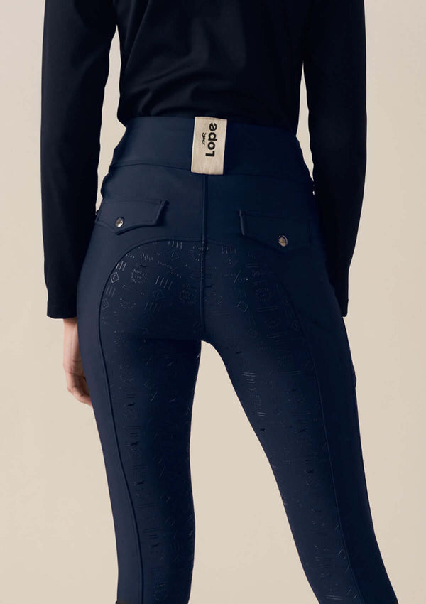 The Flow Winter Breeches i fleecefodrad design för kalla dagar. Kompressionsridbyxor med hög midja och skulpterande passform, tillverkade i ett något stadigare material som ger värme och komfort. Inkluderar mobilficka med lock, helskodda med grip för bra friktion i sadeln, samt en stay-in-place garanti för en perfekt passform. Observera att fleecefodret gör byxorna något mindre töjbara än vanliga Flow-breeches.