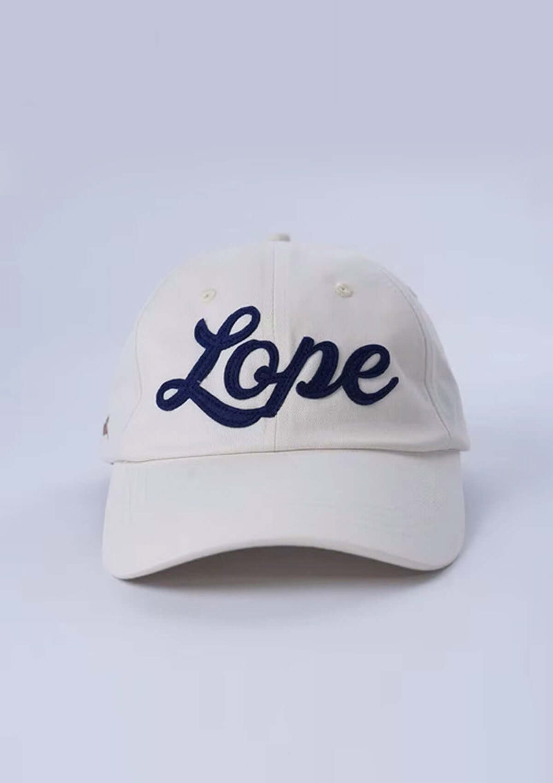 Off white keps i klassisk polo stil med blå vintage Lope logo, broderad lbeige häst på sidopanelen. Saddle up!