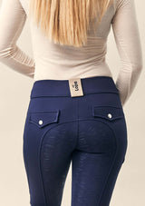 ridklädd kvinna i flow mörkblå fleece fodrade vinterridbxor. vind och vatten täta