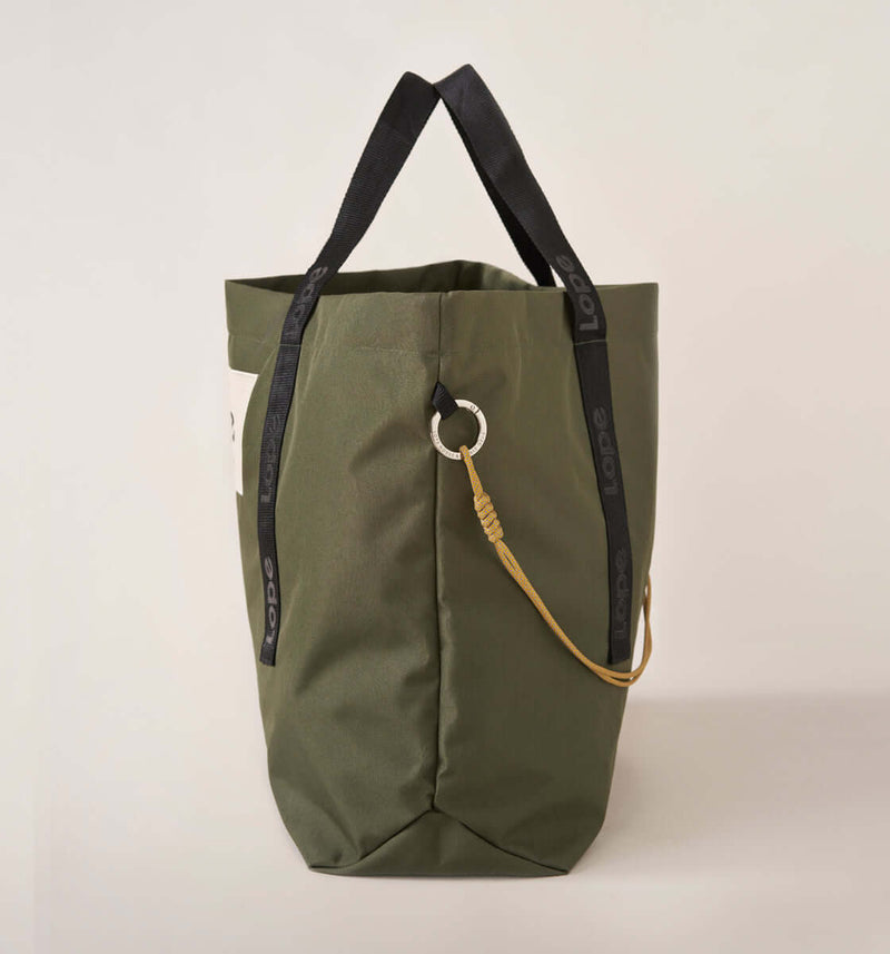 lope horse and stable gear  THE CHAMPION BAG  in green is the perfect size bag, BIG  a must-have stable width 42 cm, height 42 cm, depth 18 cm Material: 100% Nylon. A.durable cordura fabric with a PU coated inside, designed to be a long-lasting companion for you and your stable gear. 