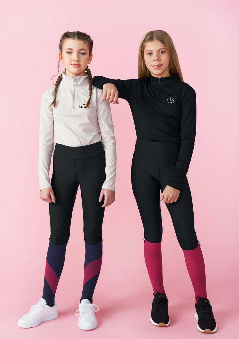 två junior modeller i bästa ridstrumporna med sport kompression royal blue cherry pink|lope.se