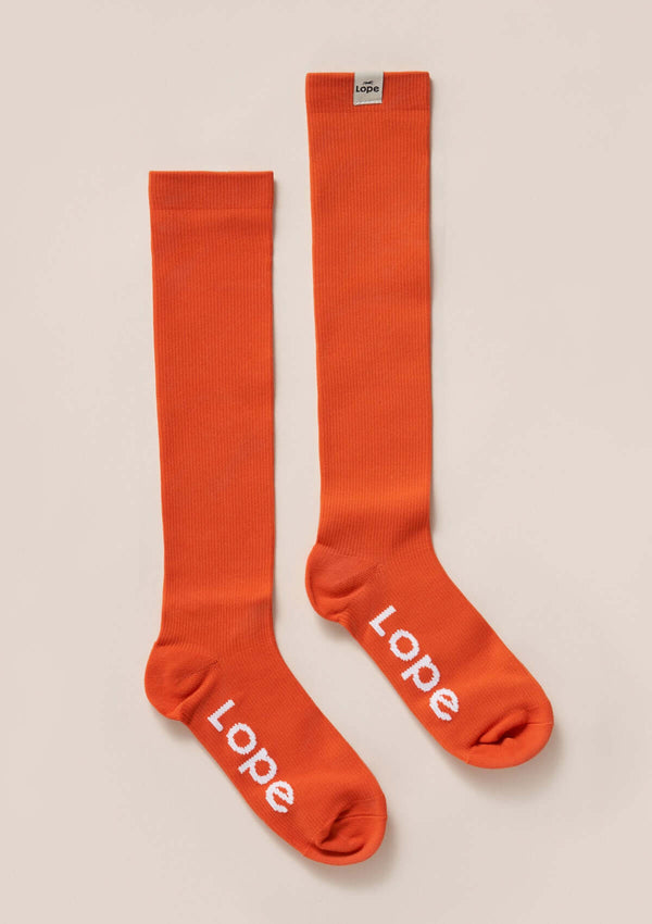 firm compression riding socks, stretchy and durable blend of polyamide and elastane. orange. long compression comfortable sporty stylish riding socks. with lope logo. orange kompressions ridstrumpa one size snygg hållbar bekväm