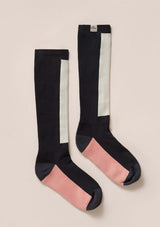 snygga svarta ridstrumpor med grafiska sportiga detaljer, rosa på foten i en trendig detalj. hållbart material